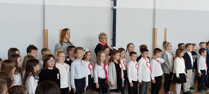 Szkoła do hymnu oraz Narodowe Święto Niepodległości